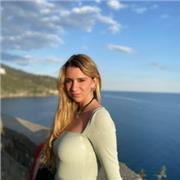 Ragazza universitaria offre lezioni e aiuto compiti per scuole elementari e medie